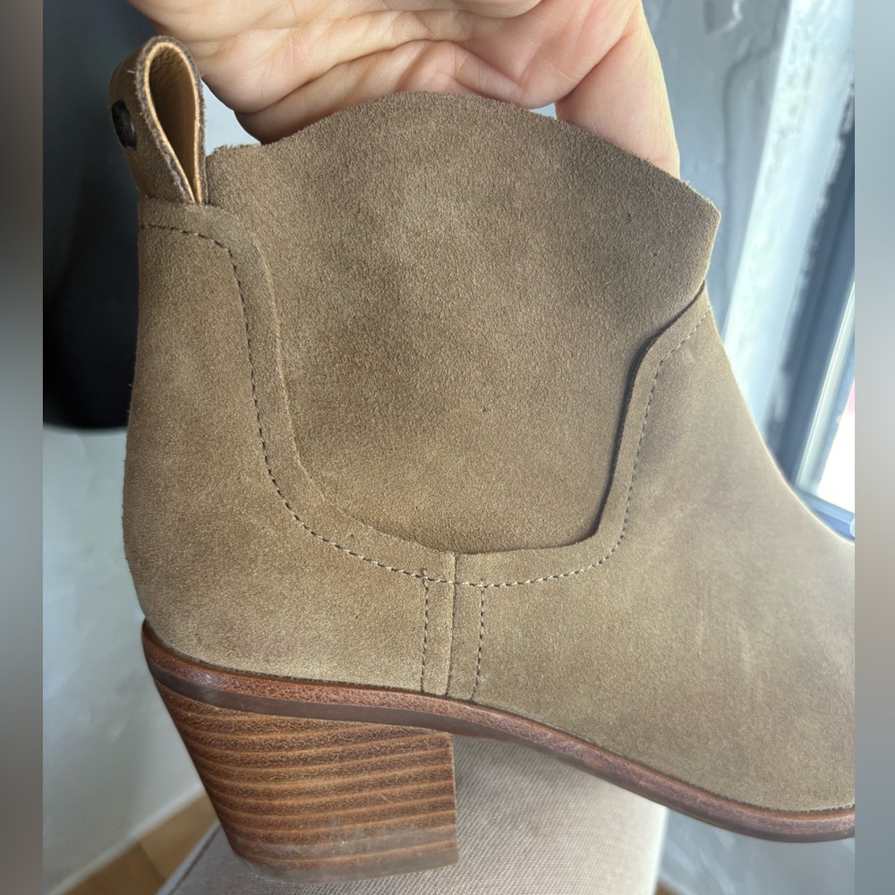 UGG Kingsburg Ankle Boot Coffee Grounds Tan Beige Suede Heel Booties  sz 7 used - Picture 6 of 12